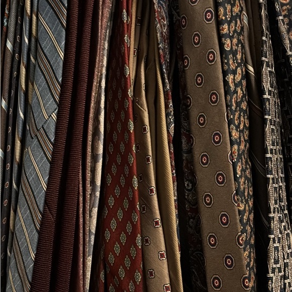 Elegant Men's Tie Collection - Picture 2 of 4